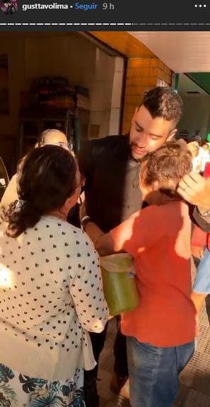 Gusttavo Lima toma café da manhã em lanchonete simples