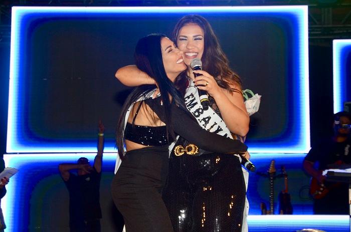 Simone e Simaria comemorando juntas no palco