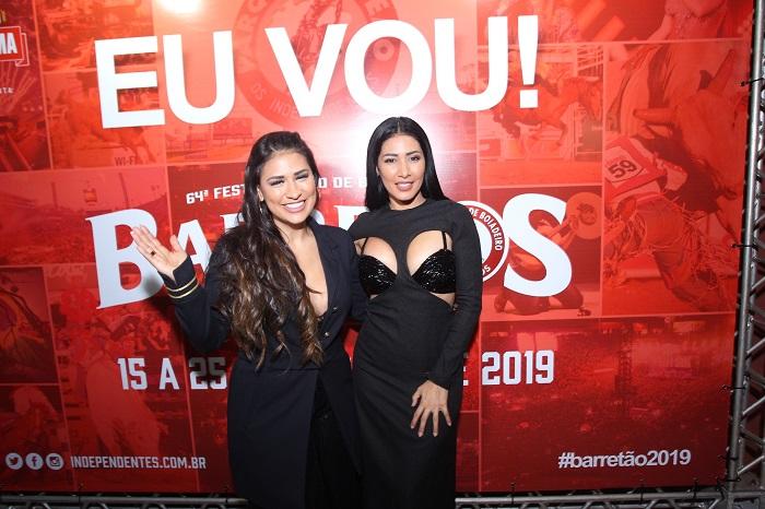 Simone e Simaria são nomeadas embaixadoras de festa e brindam no palco do evento