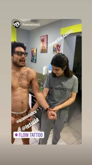 Leticia Almeida faz novas tatuagens