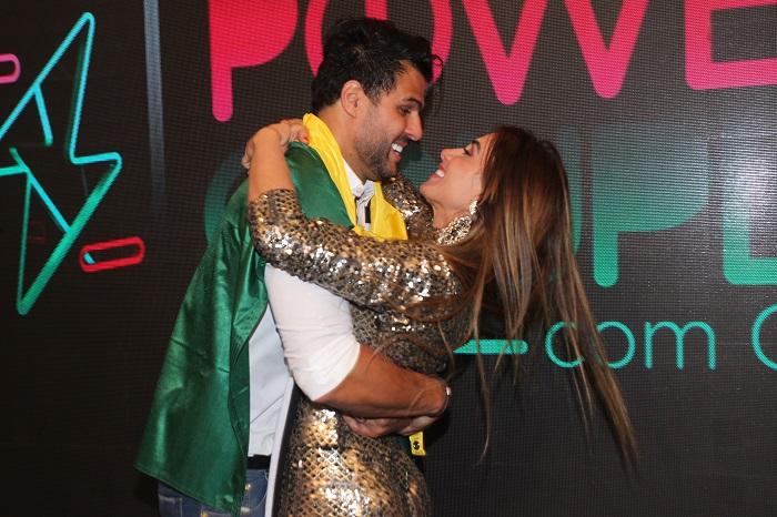 Nicole Bahls e marido comemorando vitória no Power Couple