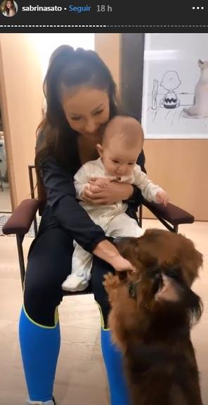 Sabrina Sato se derrete ao ver Zoe brincando com cachorro