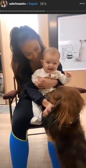 Sabrina Sato se derrete ao ver Zoe brincando com cachorro