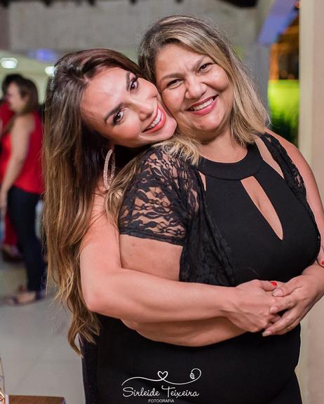 Festa surpresa de Nicole Bahls e Bimbi