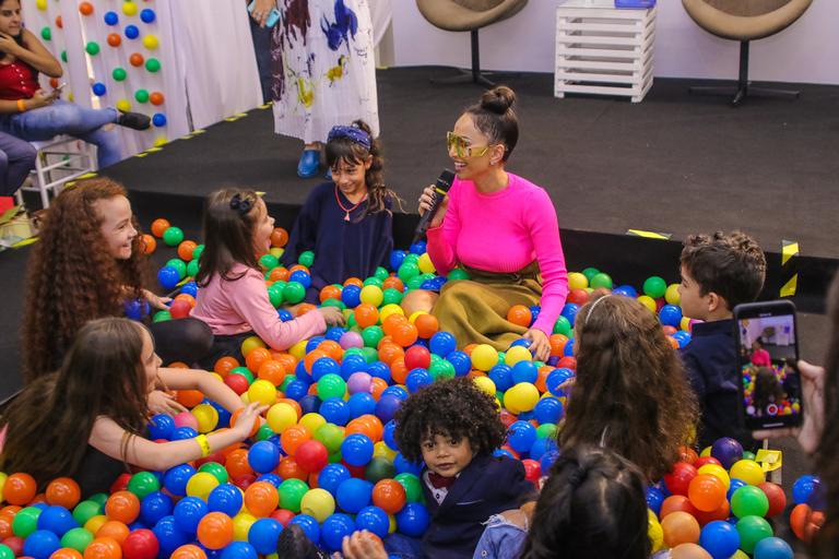 Sabrina Sato brinca com crianças em piscina de bolinhas