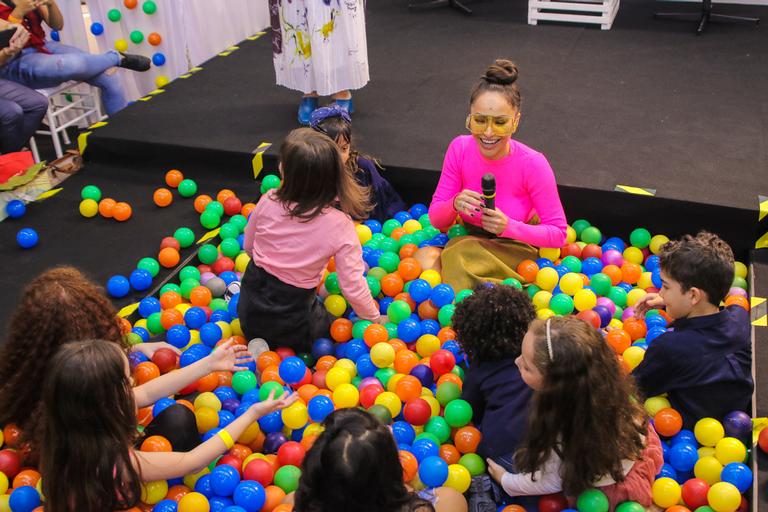 Sabrina Sato brinca com crianças em piscina de bolinhas