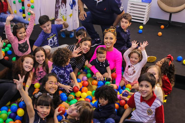 Sabrina Sato brinca com crianças em piscina de bolinhas