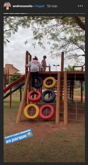 Andressa Suita brinca com os filhos em parquinho 