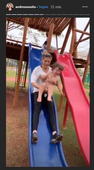 Andressa Suita brinca com os filhos em parquinho 