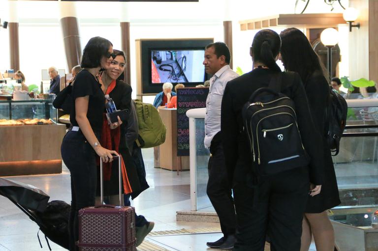 Bruna Marquezine no aeroporto