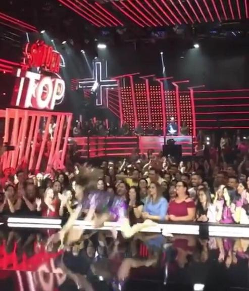 Gessica Kayane leva tombaço no palco do 'Só Toca Top' 