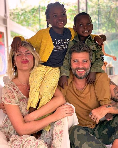 Giovanna Ewbank mostra seu filho ao lado de toda família