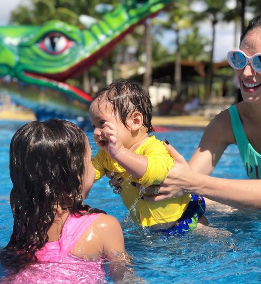 Thyane Dantas se diverte com filhos em parque aquático