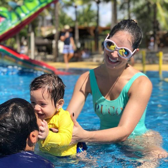 Thyane Dantas se diverte com filhos em parque aquático