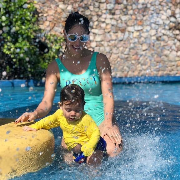 Thyane Dantas se diverte com filhos em parque aquático