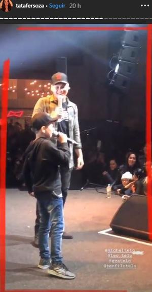 Michel Teló canta com sobrinho de 9 anos durante show