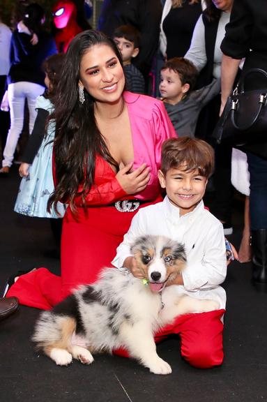 Simone presenteia Henry com cachorrinho