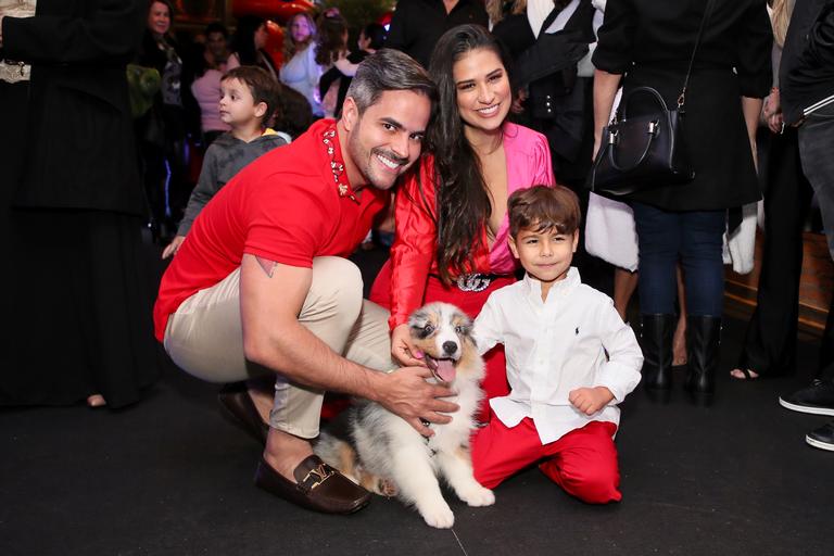 Simone presenteia Henry com cachorrinho