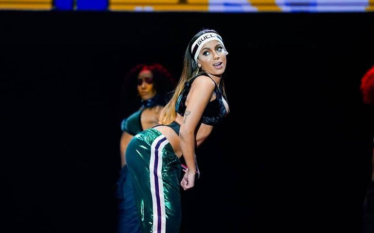 Looks de Anitta para a turnê na Europa