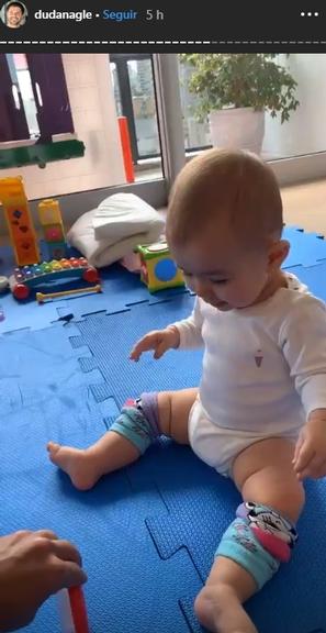 Zoe se diverte brincando com o papai, Duda Nagle