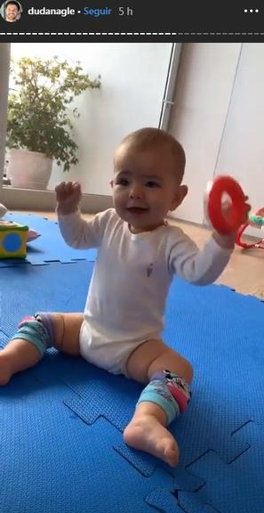 Zoe se diverte brincando com o papai, Duda Nagle