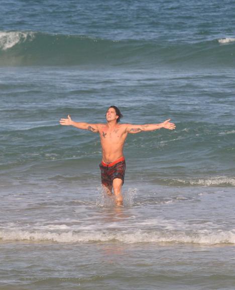 Rômulo Arantes Neto na praia