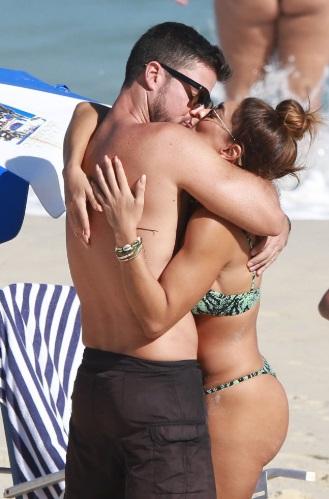 Juliana Paes curte dia com o marido na praia