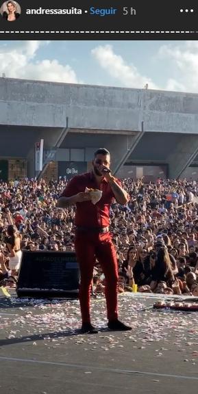 Gusttavo Lima sai do show descalço e comendo pastel