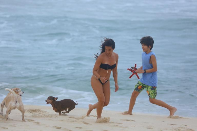 Daniele Suzuki na praia