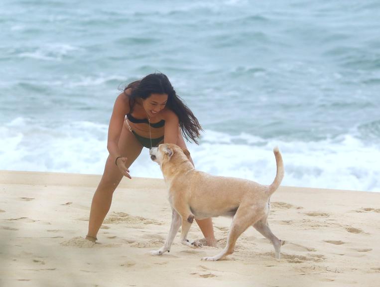 Daniele Suzuki na praia