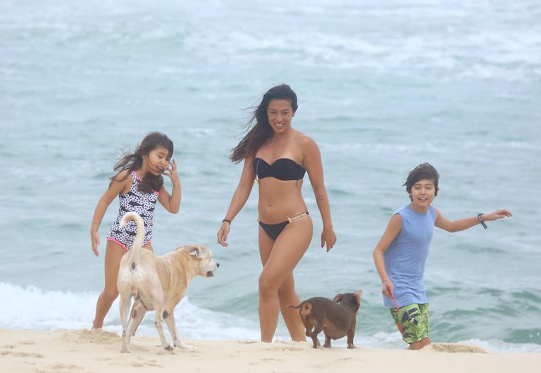 Daniele Suzuki na praia