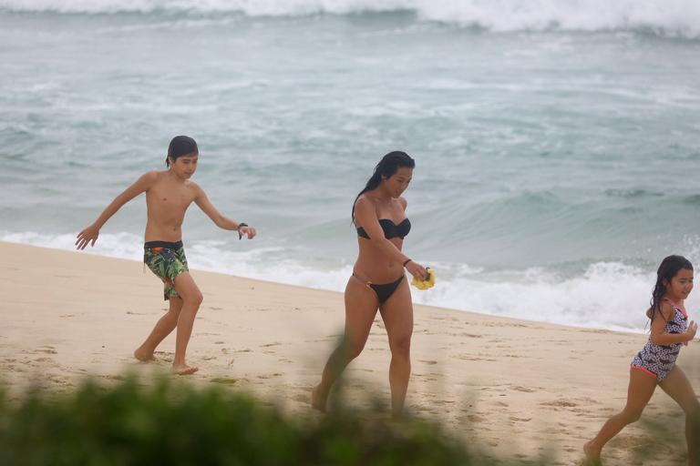 Daniele Suzuki na praia