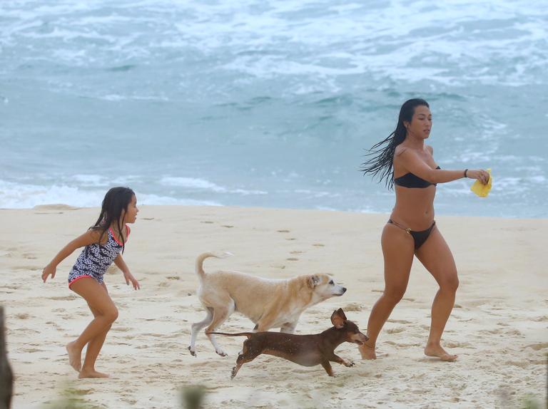 Daniele Suzuki na praia