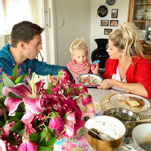 Karina Bacchi almoçando com a família