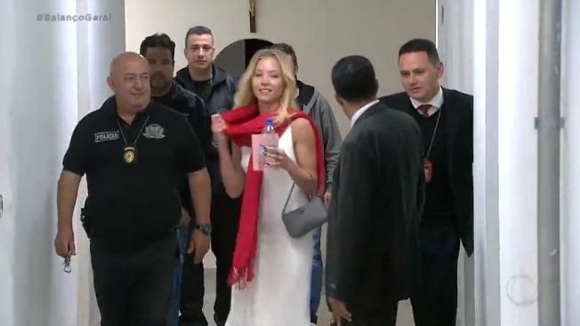 Najila Trindade depõe em delegacia com vestido de festa