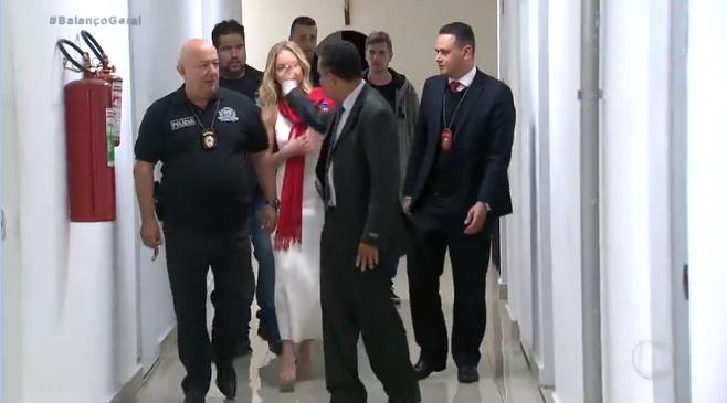 Najila Trindade depõe em delegacia com vestido de festa