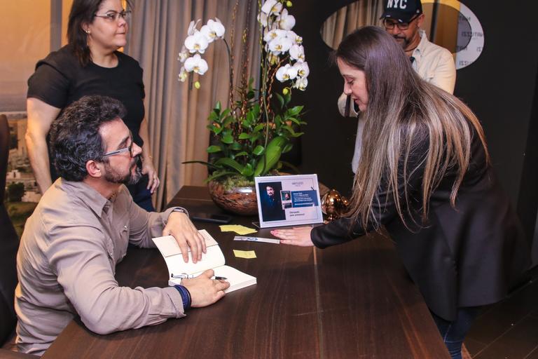 Padre Fábio de Melo em sessão de autógrafos