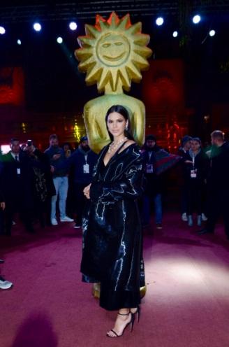 Bruna Marquezine surge deslumbrante em tapete vermelho