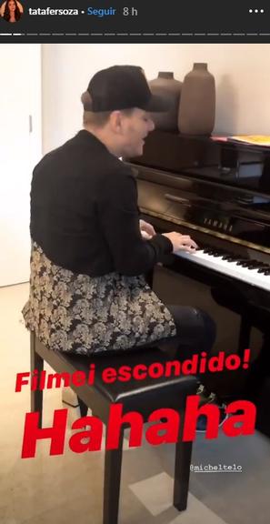 Michel Teló toca piano para Thais Fersoza e os filhos