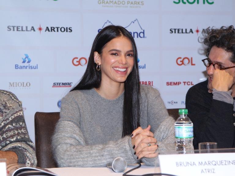 Bruna Marquezine causa na coletiva de imprensa de 