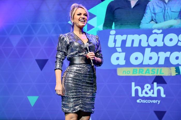 Eliana cai no samba durante evento com os 'Irmãos à Obra'