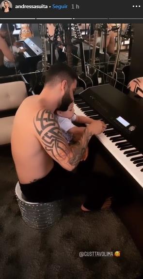 Gusttavo Lima ensina o caçula, Samuel, a tocar piano