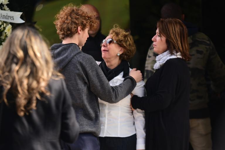 Amigos e familiares se despedem de Fernanda Young em velório