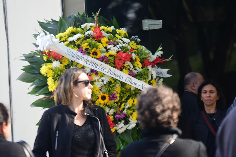 Amigos e familiares se despedem de Fernanda Young em velório