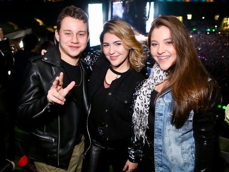 Famosos curtem show de Sandy e Junior