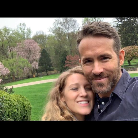 Ryan Reynolds faz homenagem inusitada para sua mulher com fotos sinceras