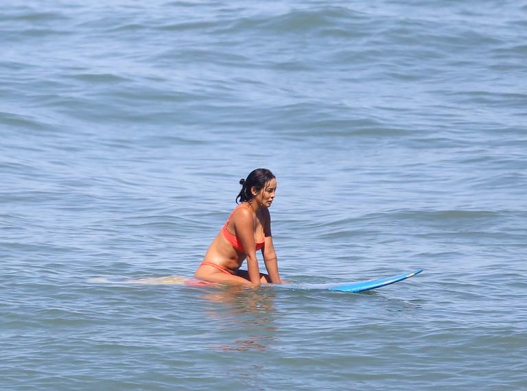 Carol Nakamura exibe corpo escultural ao lado do namorado