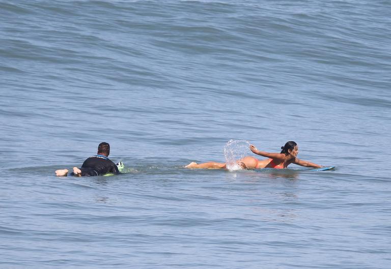 Carol Nakamura exibe corpo escultural ao lado do namorado