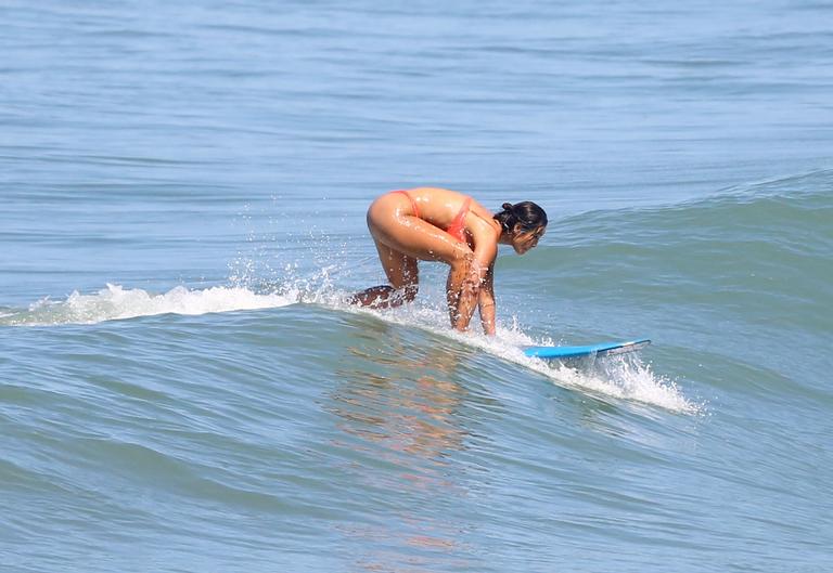 Carol Nakamura exibe corpo escultural ao lado do namorado