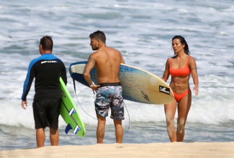 Carol Nakamura exibe corpo escultural ao lado do namorado